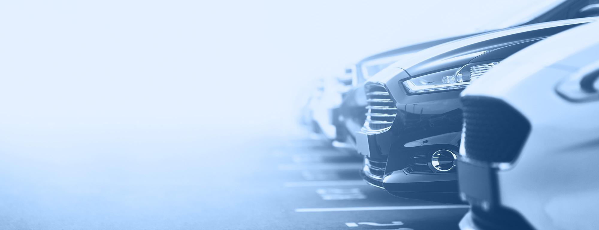 a shallow depth of field of a row of cars in a parking lot